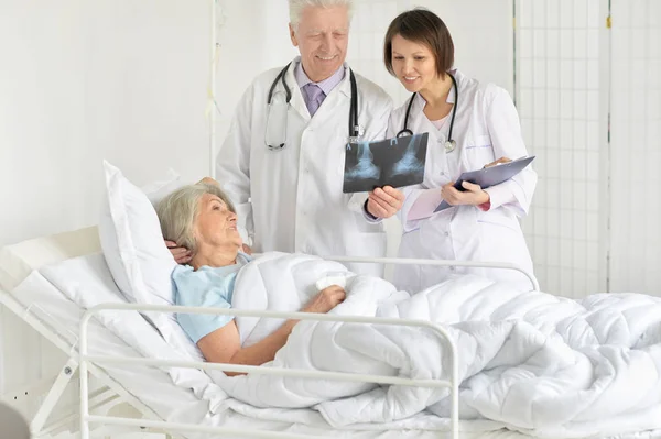 Старшая женщина в больнице — стоковое фото