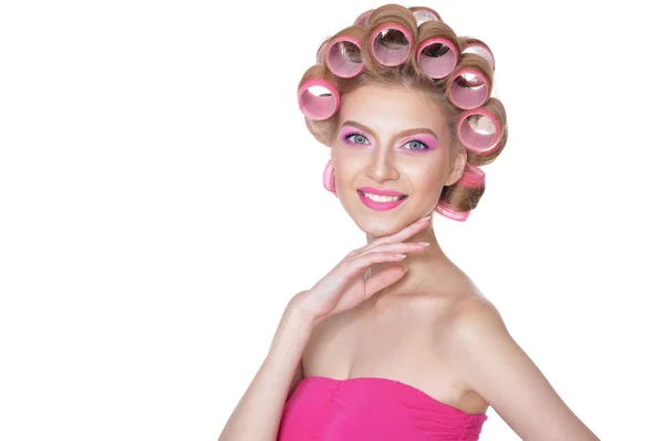 Mulher em vestido rosa com encrespadores de cabelo — Fotografia de Stock