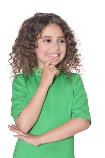 Маленькая девочка позирует в зеленом платье — стоковое фото