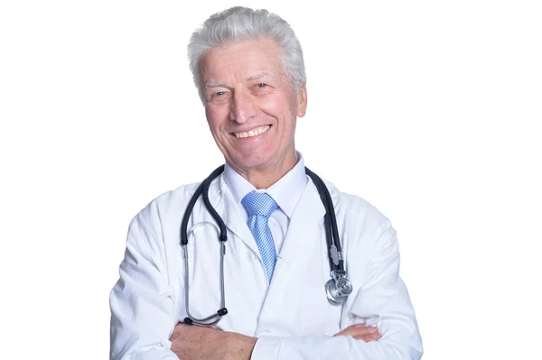 白い背景に聴診器を持つ先輩男性医師の肖像画 — ストック写真