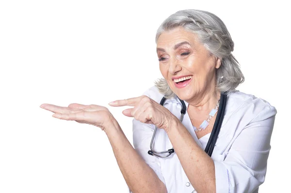Senior Female Doctor Showing Something White Background — Stock Photo, Image