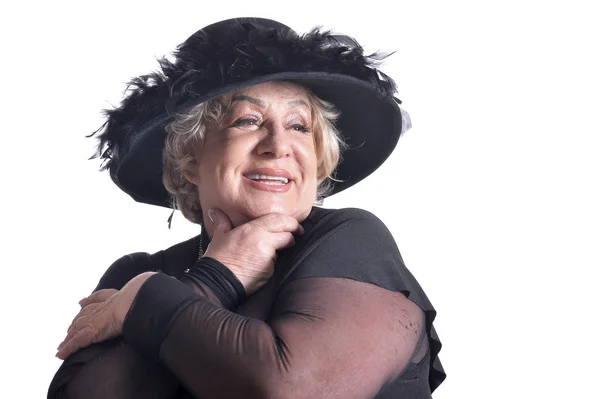 微笑的老年妇女穿着黑色帽子 在白色背景上与世隔绝 — 图库照片