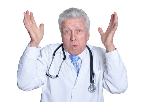 惊讶的高级男医生与听诊器在白色背景的肖像 — 图库照片