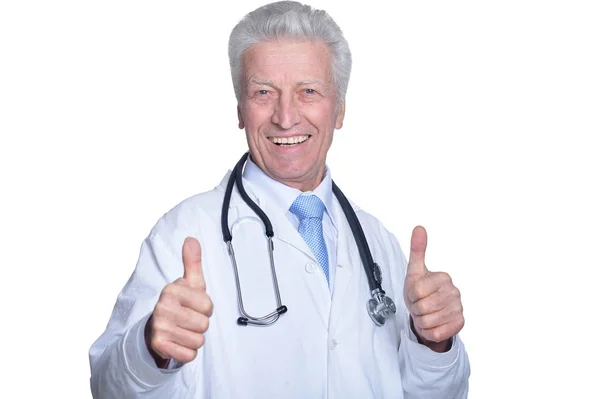 白い背景に親指を持つ先輩男性医師の肖像画 — ストック写真