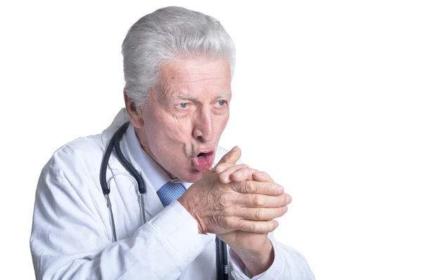 白い背景に聴診器の温かい手を持つ先輩男性医師の肖像画 — ストック写真