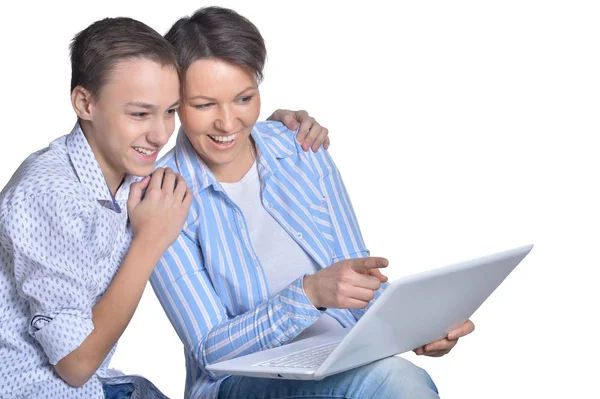 Fijne Familie Met Laptop Een Witte Achtergrond — Stockfoto