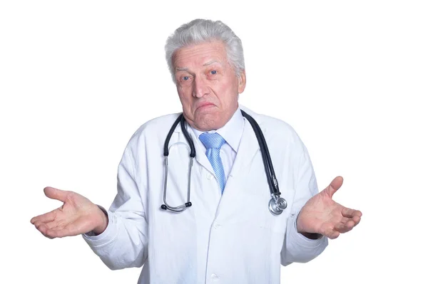 Beyaz Arka Plan Üzerinde Stetoskop Ile Sürpriz Kıdemli Erkek Doktor — Stok fotoğraf