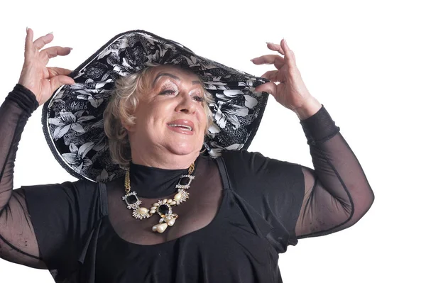 Sorridente Donna Anziana Cappello Nero Posa Isolata Sfondo Bianco — Foto Stock