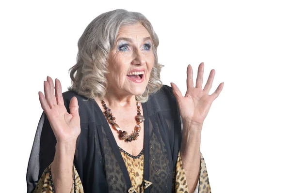 Portret Van Verrast Senior Vrouw Poseren Tegen Witte Achtergrond — Stockfoto