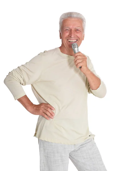 Senior singt ins Mikrofon — Stockfoto