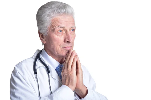 Beyaz Arka Plan Üzerinde Stetoskop Ile Kıdemli Erkek Doktor Portresi — Stok fotoğraf