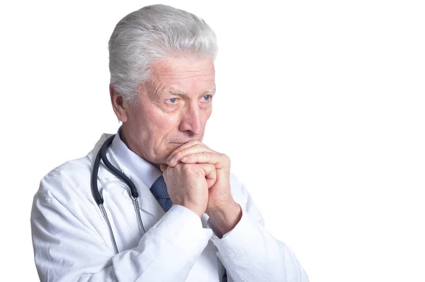 白い背景に聴診器を持つ先輩男性医師の肖像画 — ストック写真