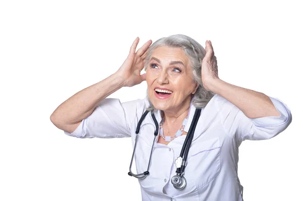 Senior Kvinnlig Läkare Mot Vit Bakgrund — Stockfoto