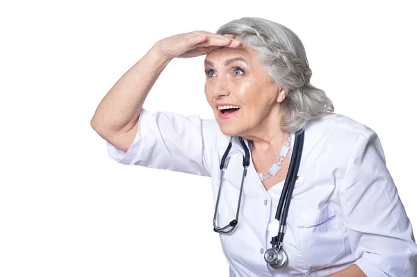 Mujer Mayor Médico Mirando Algún Lugar Contra Fondo Blanco —  Fotos de Stock