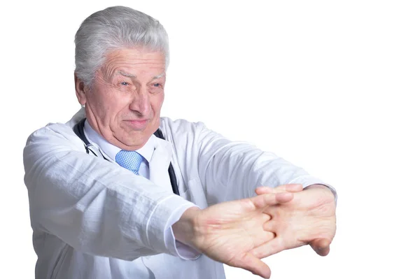 Retrato Del Cansado Médico Senior Con Estetoscopio Sobre Fondo Blanco — Foto de Stock