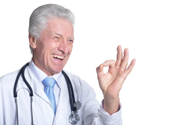 Portret Starszego Mężczyzny Lekarza Pokazujący Białym Tle — Zdjęcie stockowe