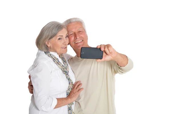 Portret Van Senior Paar Nemen Selfie Geïsoleerd Witte Achtergrond — Stockfoto