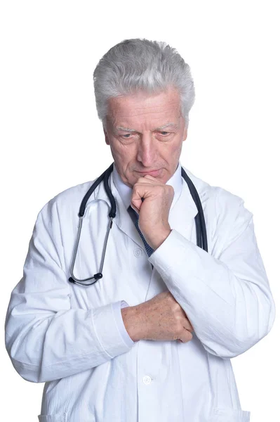 Beyaz Arka Plan Üzerinde Stetoskop Ile Kıdemli Erkek Doktor Portresi — Stok fotoğraf
