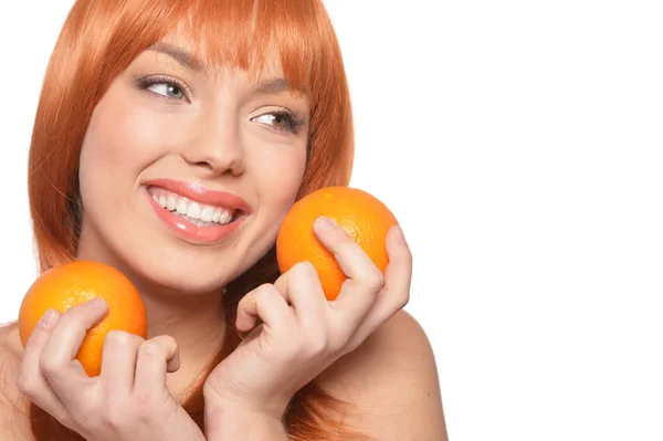 Портрет Молодой Женщины Позирующей Апельсинами Белом Фоне — стоковое фото