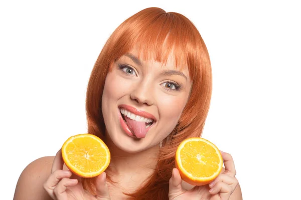 배경에 오렌지와 포즈를 취하는 여성의 초상화 — 스톡 사진