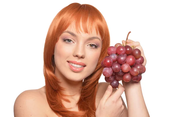 白い背景に孤立した赤いブドウを持つ美しい赤毛の若い女性の肖像画 — ストック写真