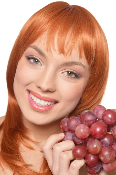 Retrato Bela Ruiva Jovem Com Uvas Vermelhas Posando Isolado Fundo — Fotografia de Stock