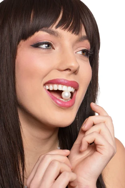 Retrato Mujer Joven Posando Con Perla Aislada Sobre Fondo Blanco — Foto de Stock