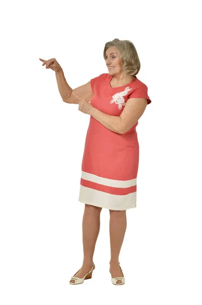 Feliz Mujer Mayor Mostrando Algo Aislado Sobre Fondo Blanco — Foto de Stock