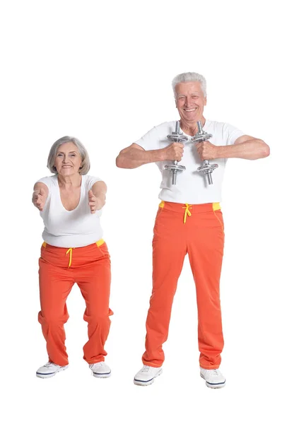 Старшая пара упражняется с гантелями — стоковое фото