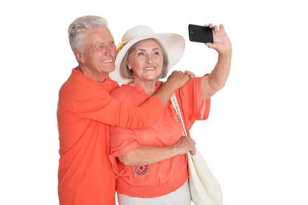 Retrato Pareja Mayor Tomando Selfie Aislado Sobre Fondo Blanco —  Fotos de Stock
