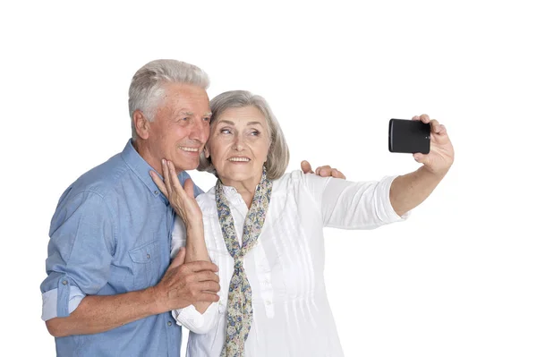 Retrato Pareja Mayor Tomando Selfie Aislado Sobre Fondo Blanco — Foto de Stock