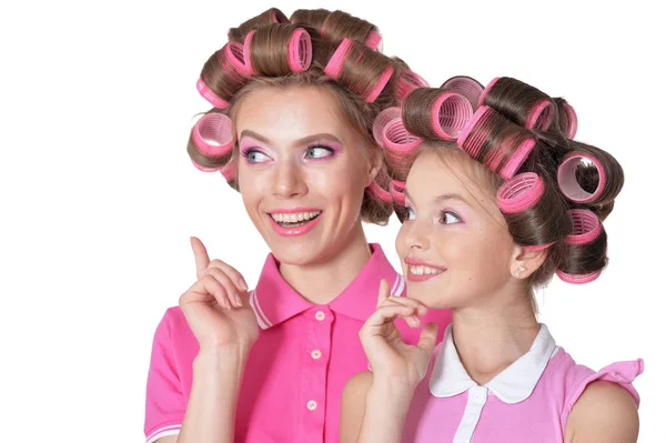 Madre e hija pequeña en rulos de pelo — Foto de Stock