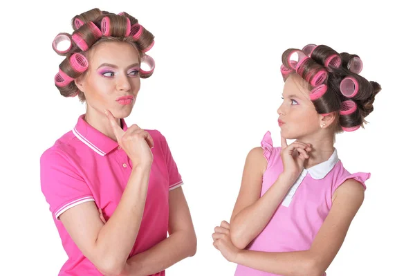 Madre e hija pequeña en rulos de pelo — Foto de Stock