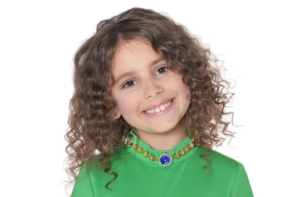 Kleines Mädchen posiert in grünem Kleid — Stockfoto
