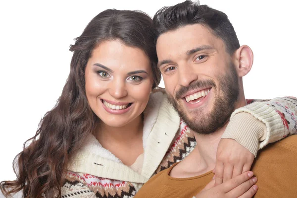 幸せな若いカップル笑顔とハグで孤立した白い背景の肖像画 — ストック写真