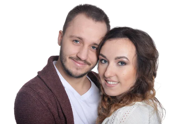 白い背景上に分離されて幸せな若いカップルの肖像画 — ストック写真