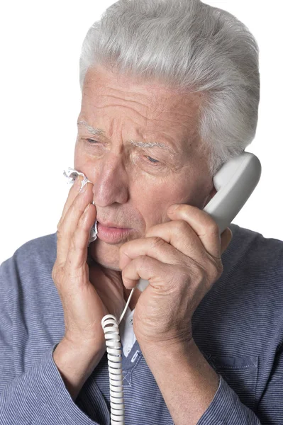 Senior man pratar i telefon — Stockfoto