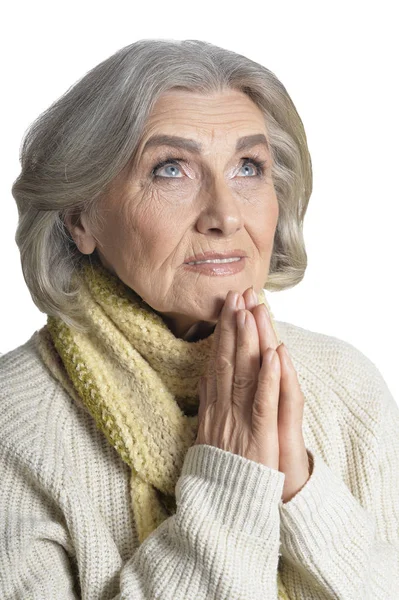 Портрет Красивої Старшої Жінки Яка Молиться Білому Тлі — стокове фото