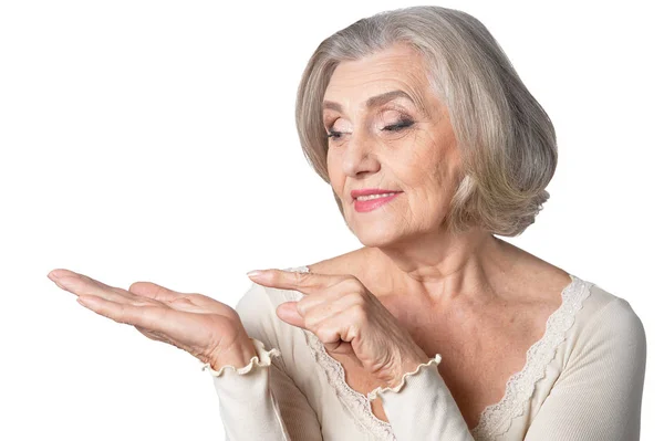 Äldre kvinna som pekar — Stockfoto