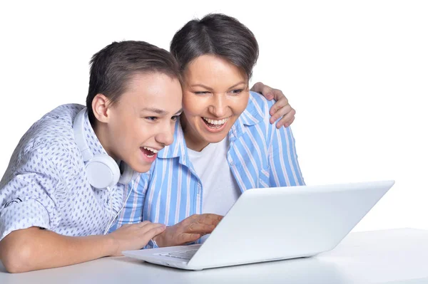 Mère et fils utilisant un ordinateur portable — Photo