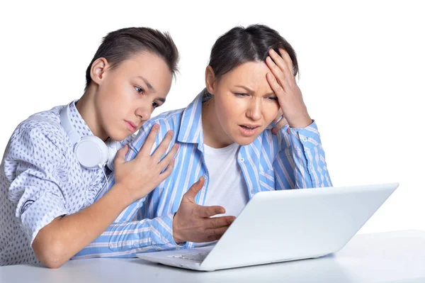 Mother and son using laptop — Stock Photo, Image