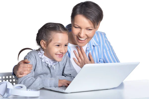 Anne ve kızı dizüstü bilgisayar kullanıyor. — Stok fotoğraf
