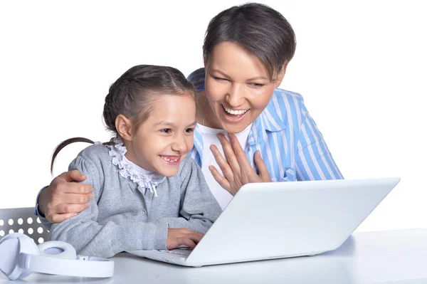 Mor och dotter som använder laptop — Stockfoto