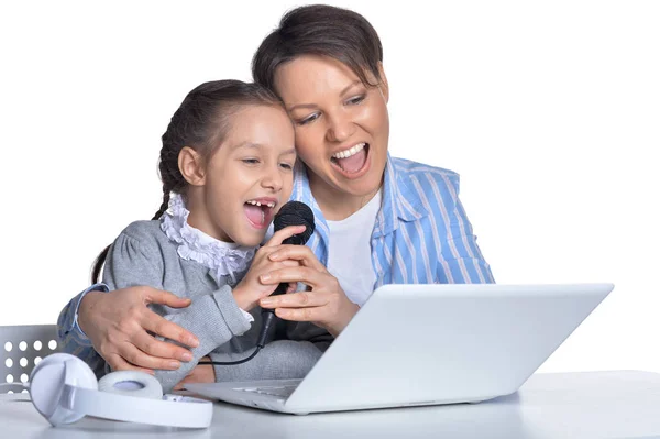 어머니와 딸이 노트북을 사용하는 모습 — 스톡 사진