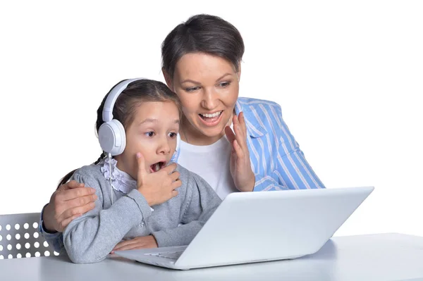 Matka i córka za pomocą laptopa — Zdjęcie stockowe