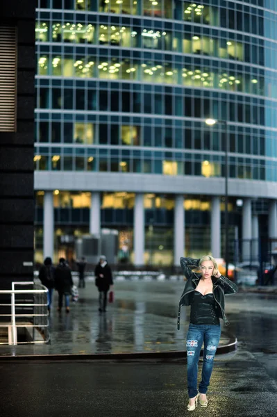 Portrait Beautiful Woman Leather Jacket Posing Modern Buildings — Stock Photo, Image