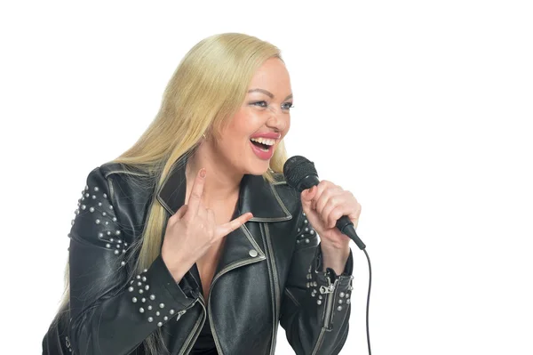 Deri Ceket Şarkı Üzerinde Beyaz Izole Mikrofon Ile Güzel Kadın — Stok fotoğraf