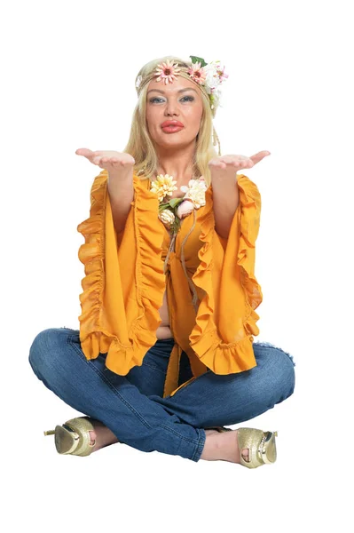 Portret Pięknej Kobiety Żółtej Bluzkę Kwiatowy Wieniec Medytowanie Białym Tle — Zdjęcie stockowe