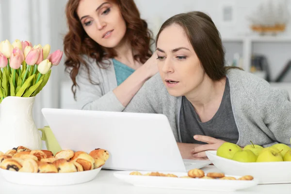 Дві Молоді Жінки Використовують Ноутбук Ють Чай — стокове фото