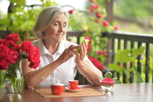 Porträt Einer Glücklichen Alten Frau Die Beim Kaffeetrinken Ihr Smartphone — Stockfoto